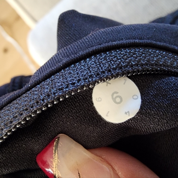 Lululemon cropped leggings size 6 with pockets - Picture 5 of 5